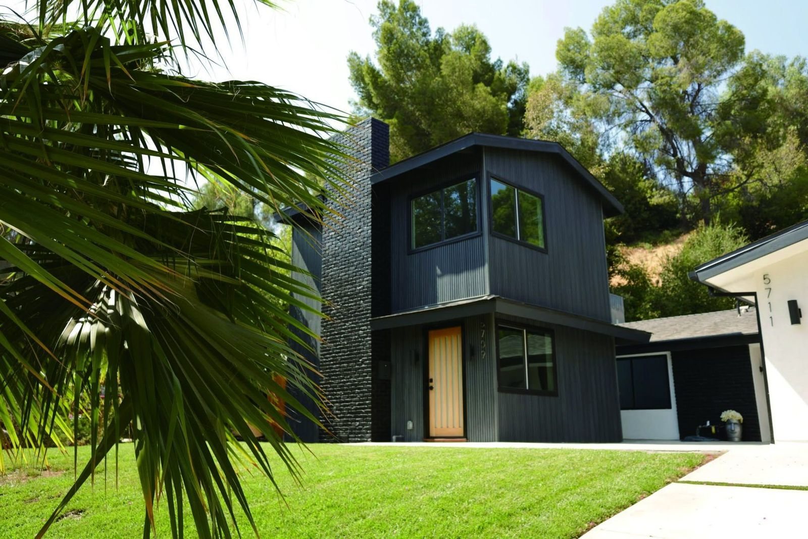 Maison contemporaine habillée de bardage Evodek posé à la verticale
